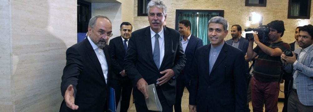 Austrian Bank Opens €۱b Credit Line for Iran