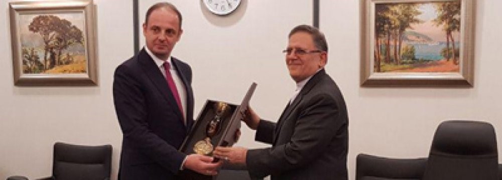 Iran, Turkey Sign Currency Swap Deal