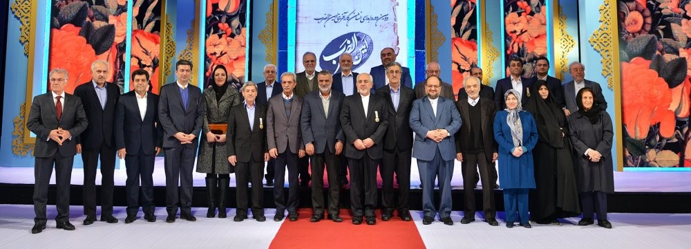 Iran Private Sector Fetes Zarif With Entrepreneurship Award